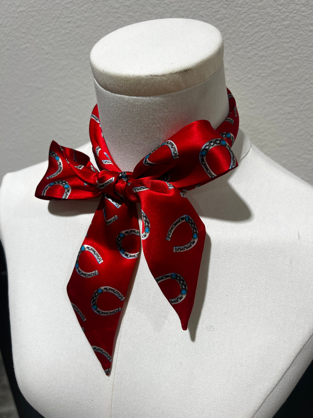Red Horseshoe Twilly